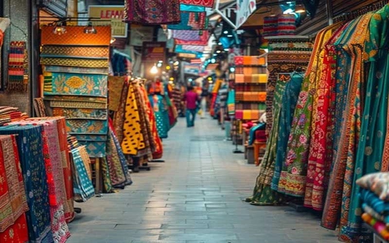 . پارچهها و لباسهای سنتی