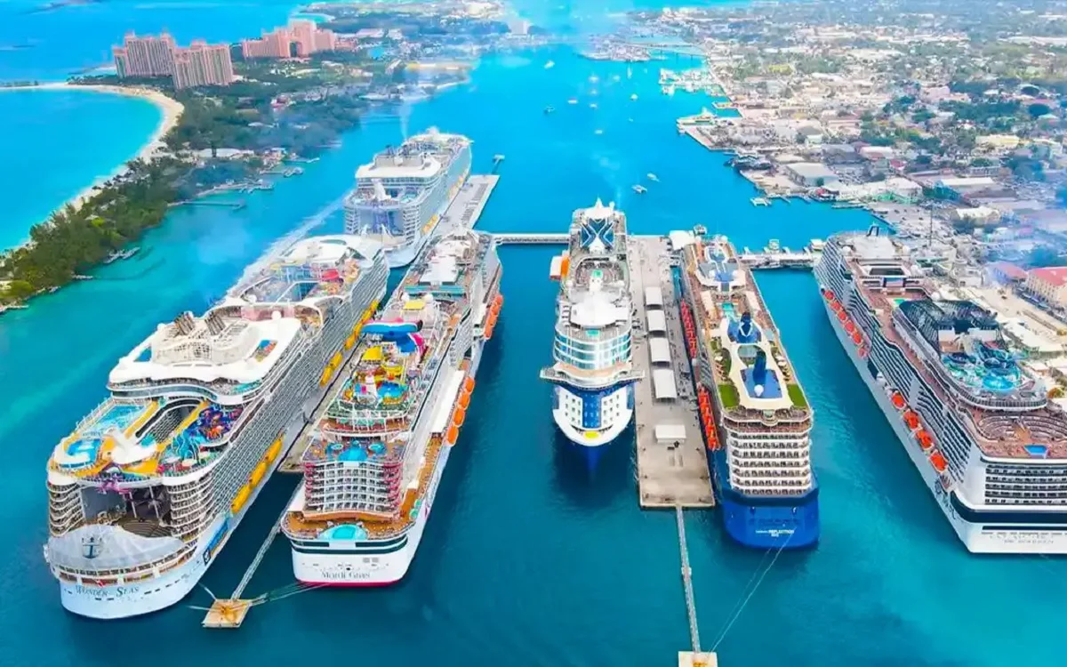 بهترین کشتی های تفریحی دبی کدام است؟ راهنمای جامع برای انتخاب بهترین تجربه دریایی