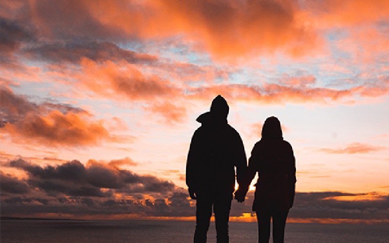 ابراز محبت در اماکن عمومی