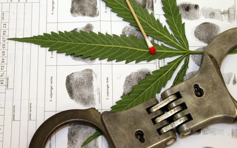 مصرف یا حمل مواد مخدر