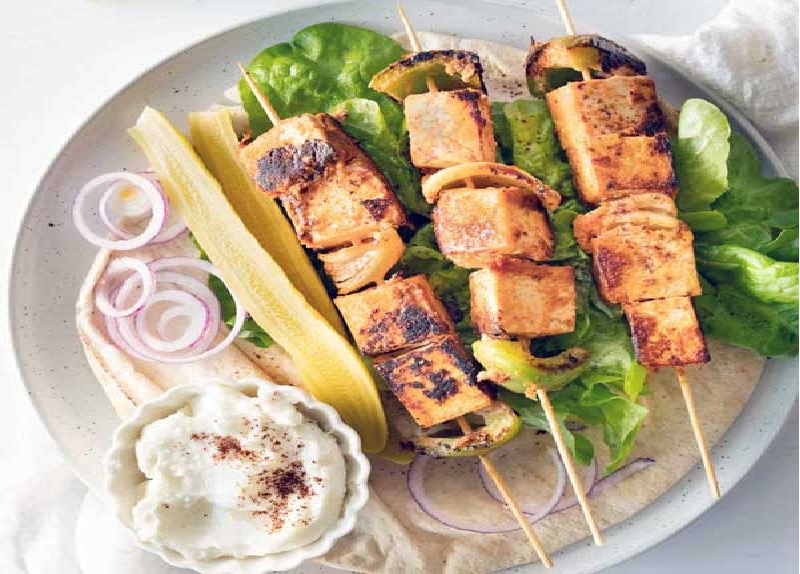 ساندویچ شیش تاووک: سفری به دنیای مرغ‌های معطر