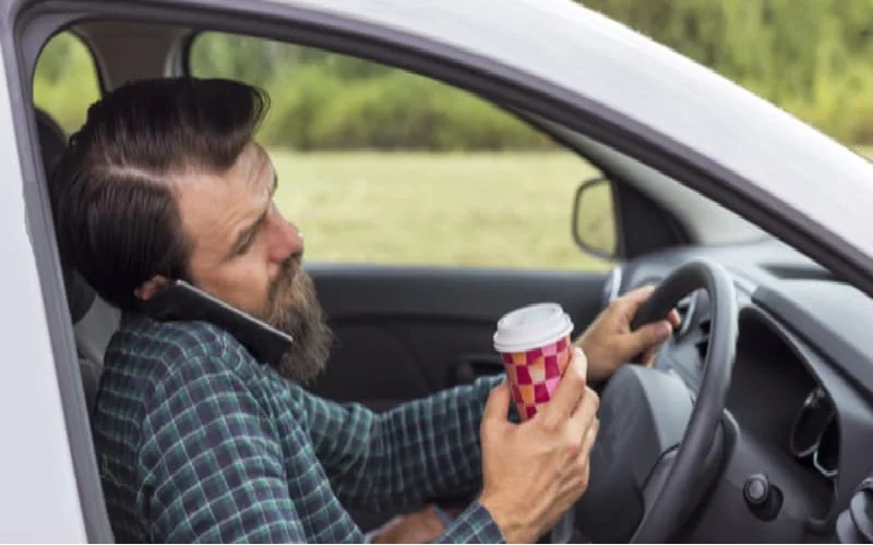 رانندگی بی‌احتیاط و نشان دادن حرکات توهین‌آمیز