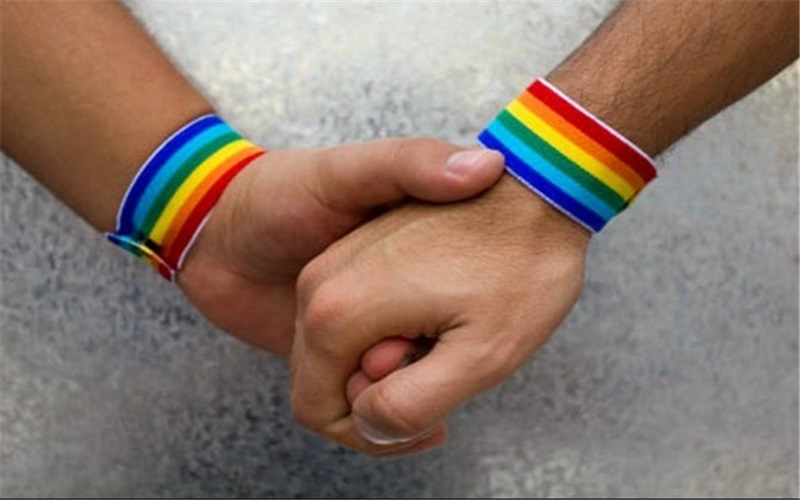 نمایش رفتارهای همجنس‌گرایانه در اماکن عمومی