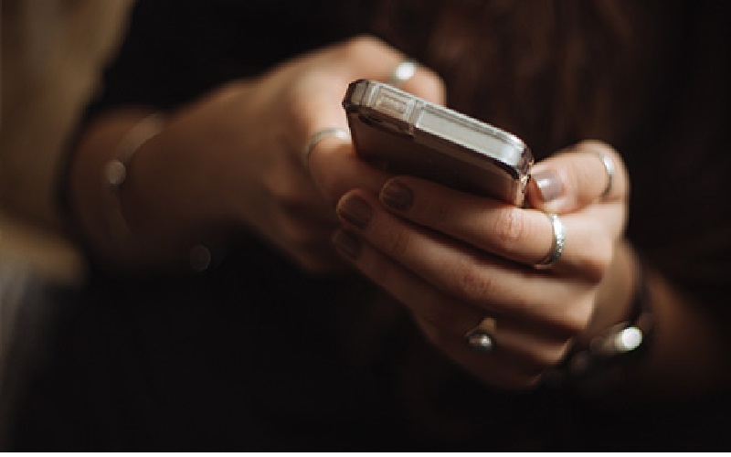 چک کردن گوشی شخصی؛ از کارهای ممنوعه در دبی 