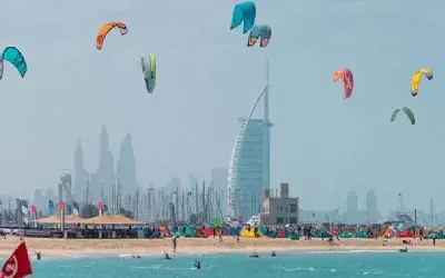 ساحل کایت دبی: مقصدی برای ماجراجویی‌های آبی و آرامش در کنار خلیج فارس