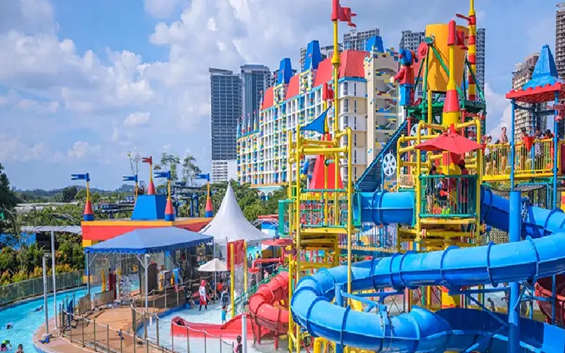  رفتن به پارک‌های آبی دبی