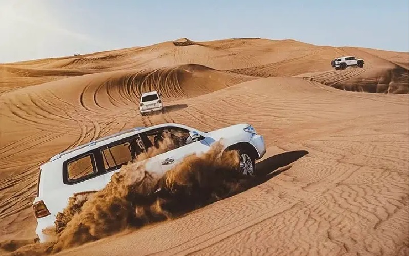 سافاری کویر دبی با ماشین‌های آفرود