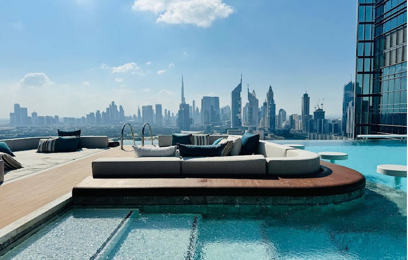 استخر معلق و رستورانهای لوکس