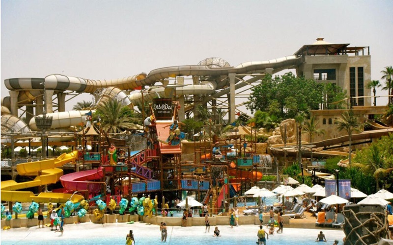 چرا رعایت قوانین پوشش در پارک های آبی دبی اهمیت دارد؟