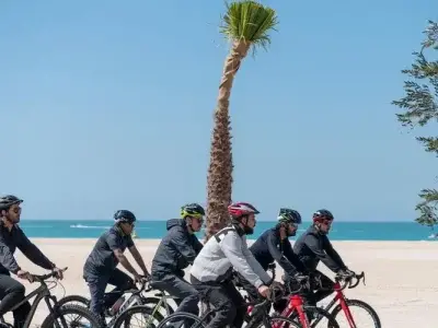 دوچرخه‌ سواری الکتریکی در بیابان دبی